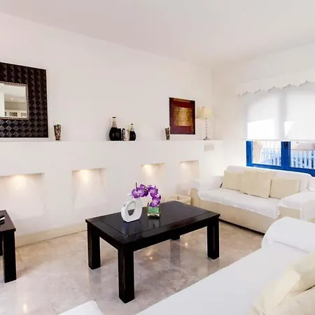 Sleeps 5 Pool Air Con Wifi T636554