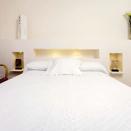 Sleeps 5 Pool Air Con Wifi T636554