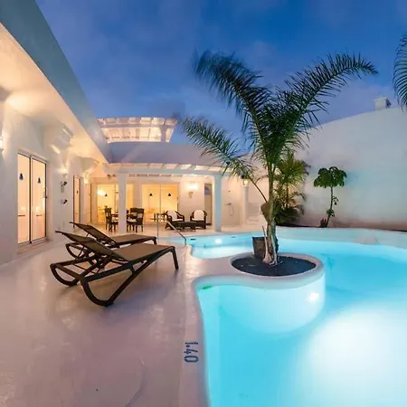 Villa Sleeps 5 Pool Air Con Wifi T636554 *