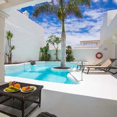 Villa Sleeps 5 Pool Air Con Wifi T636554 *